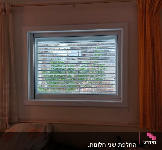תריסי אלומיניום בחלון חדר
